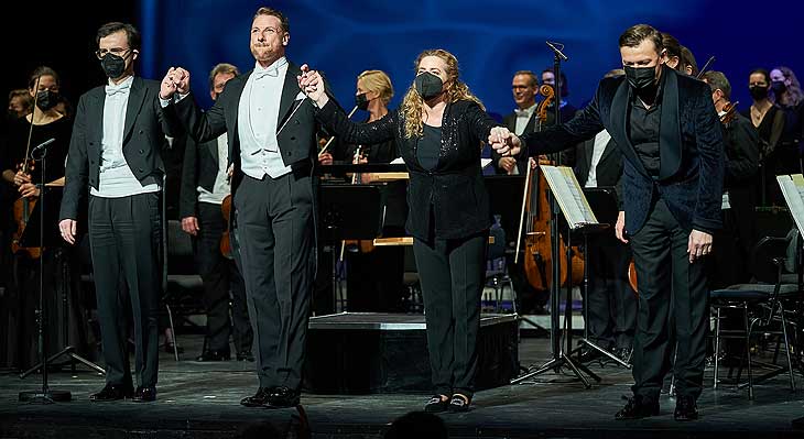 Solooboist Giorgi Gvantseladze, Bass G&uuml;nther Groissb&ouml;ck, Dirigentin Speranza Scappucci , Tenor Pavol Breslik beim 26. Advents- Benefizkonzert im Cuvill&eacute;s Theater am 13. Dezember 2021 am 13. Dezember 2021 (&copy;FFoto: Jens Hartmann/BMW )